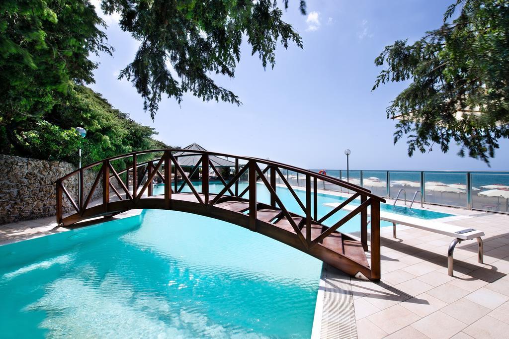 Hotel I Ginepri Марина-ди- Кастаньето Экстерьер фото