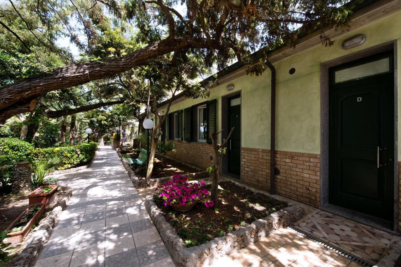 Hotel I Ginepri Марина-ди- Кастаньето Экстерьер фото