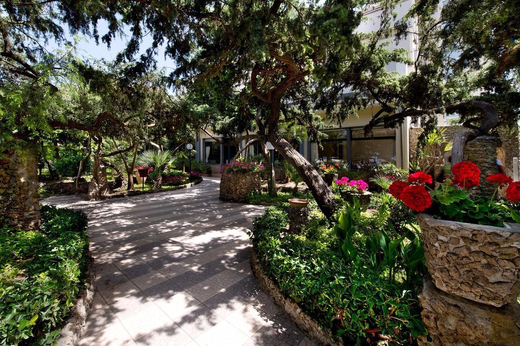 Hotel I Ginepri Марина-ди- Кастаньето Экстерьер фото